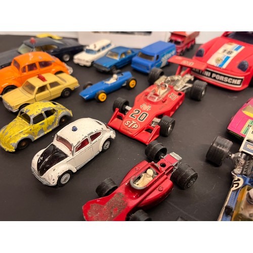 427 - Die cast model cars and racing cars, Matchbox Dinky Corgi etc, quantity as shown.

In house shipment... 