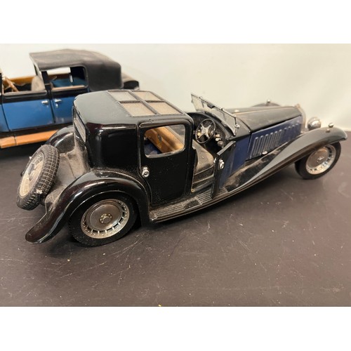 431 - Franklin mint model cars, a Bugatti Royale and a Rolls Royce Phantom I.

In house shipment is availa... 