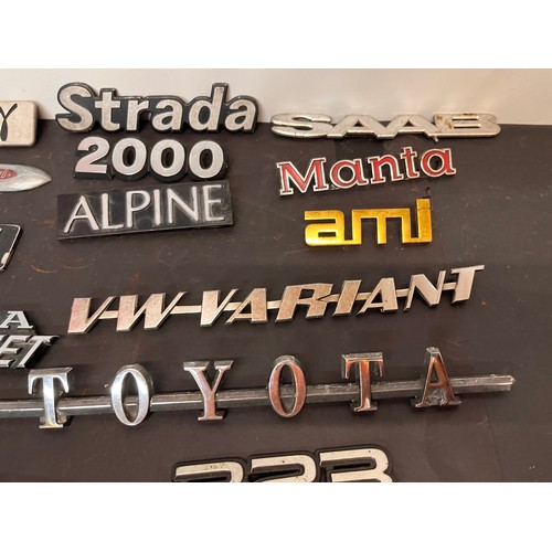 450 - Automobilia, autojumblers lot, a collection of car badges and mascots from an old garage.

In house ... 