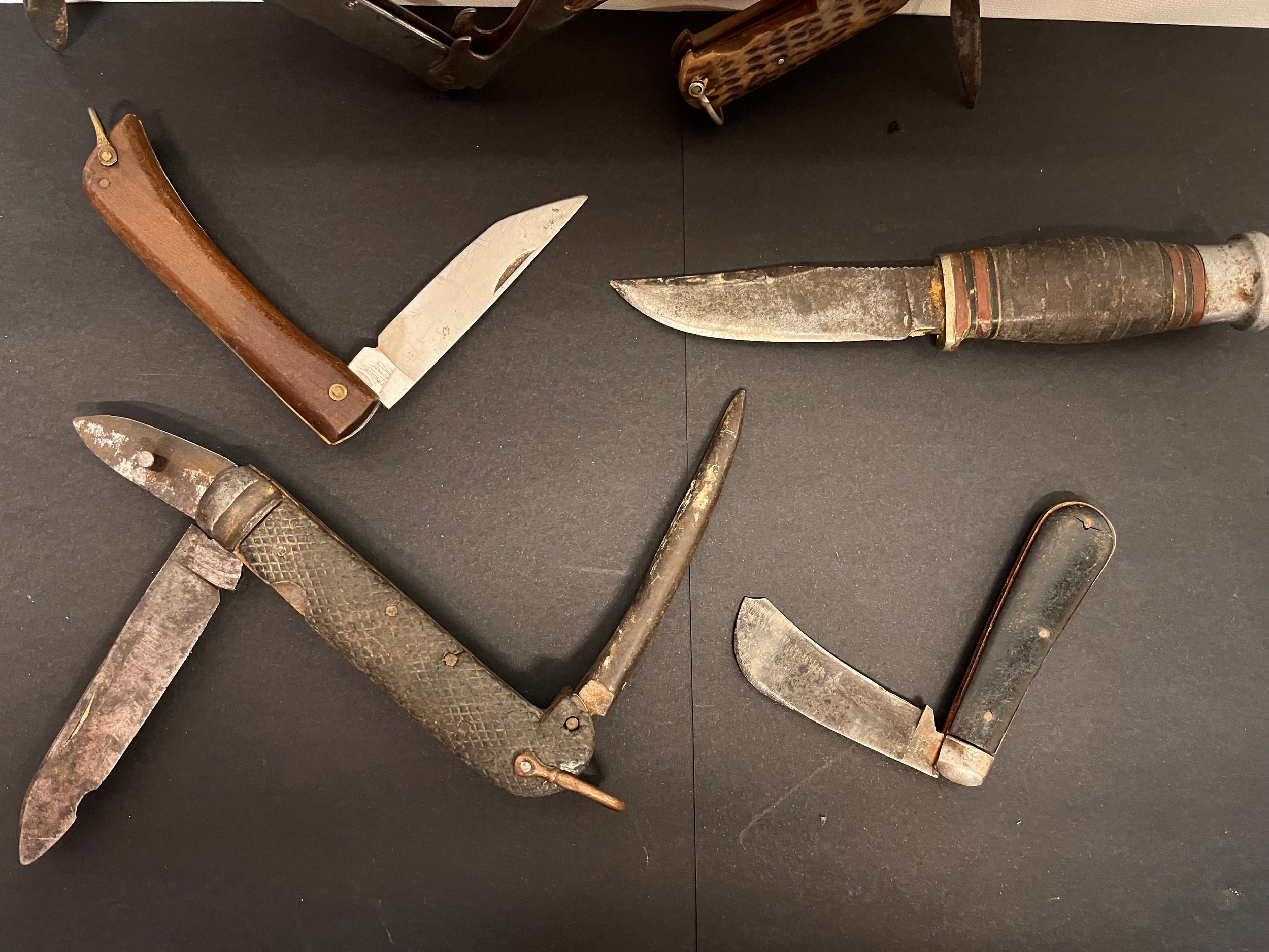 Collection of pocket knives, military WWI era, a GPO knife, a sheath