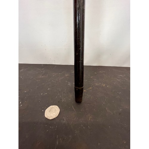 31 - Hardwood silver topped walking cane, 87 cm long

This lot is available for in-house shipping