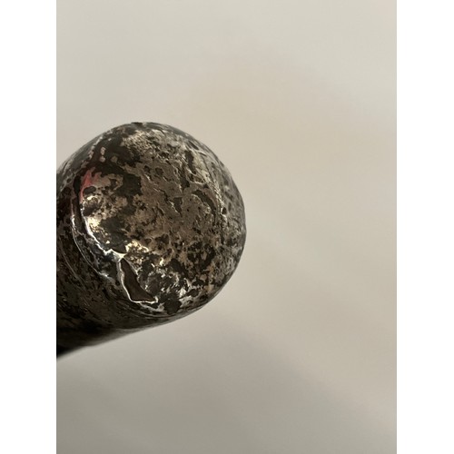 31 - Hardwood silver topped walking cane, 87 cm long

This lot is available for in-house shipping