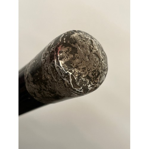 31 - Hardwood silver topped walking cane, 87 cm long

This lot is available for in-house shipping