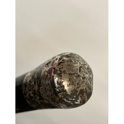 31 - Hardwood silver topped walking cane, 87 cm long

This lot is available for in-house shipping