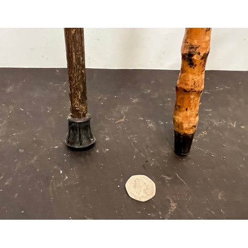 30 - Hardwood walking cane, 92 cm long

This lot is available for in-house shipping