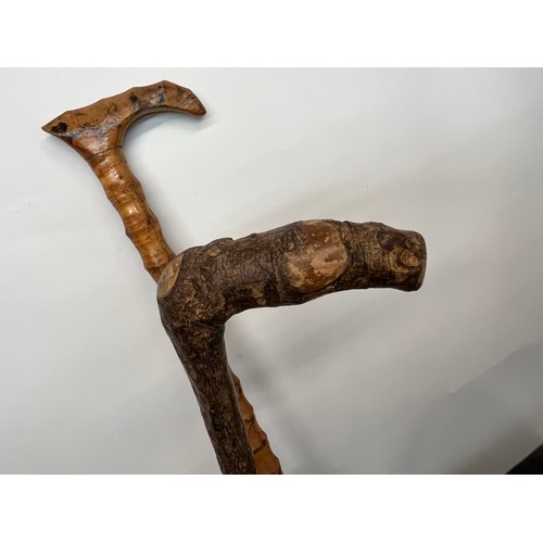 30 - Hardwood walking cane, 92 cm long

This lot is available for in-house shipping