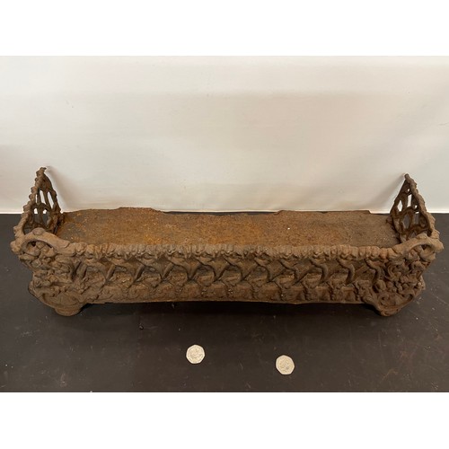 210 - Victorian cast iron fireside fender 60 cm wide.

This lot is available for in-house shipping