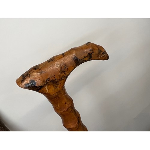 78 - Hardwood walking cane, 92 cm long

This lot is available for in-house shipping