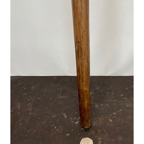 81 - WWI Indian army hardwood stick, 89 cm long.

This lot is available for in-house shipping