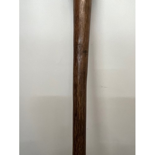 81 - WWI Indian army hardwood stick, 89 cm long.

This lot is available for in-house shipping