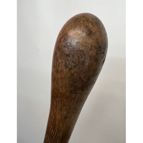 81 - WWI Indian army hardwood stick, 89 cm long.

This lot is available for in-house shipping