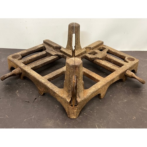 174 - Wood working tools, cast iron mitre clamp. 24 cm square

This lot is available for in-house shipping