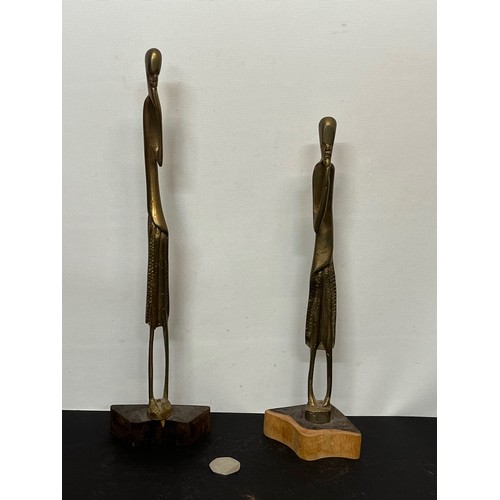 17 - A pair of contemporary cast brass African figures mounted on wooden stands. 30 cm and 35 cm tall .

... 