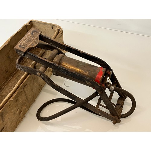 30 - Automobilia, garage workshop tools, boxed Prima brand foot pump.

This lot is available for in-house... 