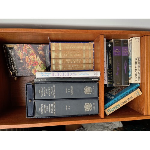 92 - Books, mixed collection, OED, Larousse, art, poetry and classics.

This lot is available for in-hous... 