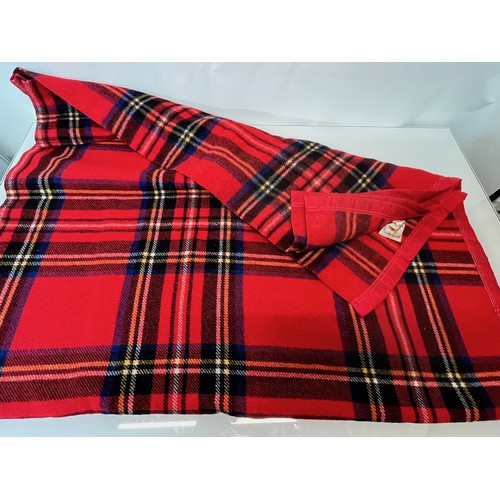 113 - Three woollen blankets in a variety of tartan colours.

This lot is available for in-house shipping