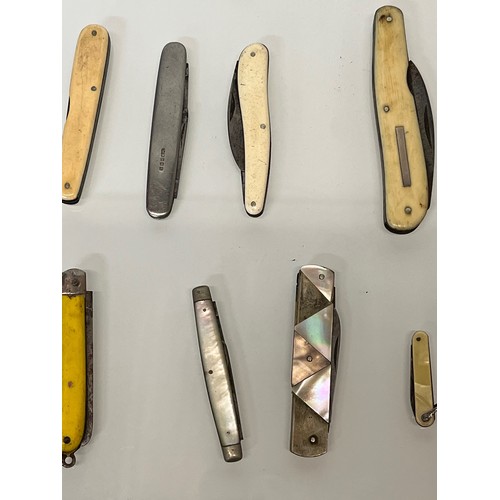 122 - Pocket knives a collection of folding tools etc 19 in all.

This lot is available for in-house shipp... 