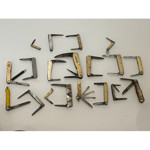 122 - Pocket knives a collection of folding tools etc 19 in all.

This lot is available for in-house shipp... 