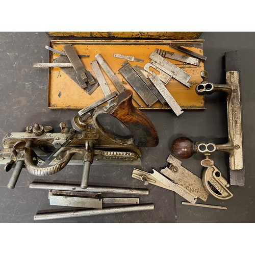 151 - Tools, collection of wood working tools, Stanley rebate plane and parts in it’s original tin box.

T... 