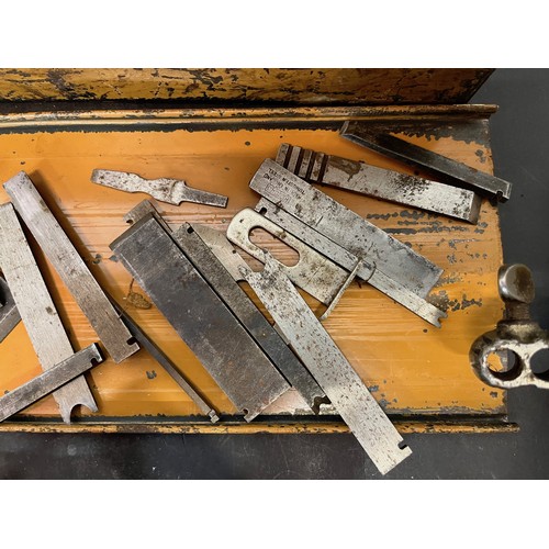 151 - Tools, collection of wood working tools, Stanley rebate plane and parts in it’s original tin box.

T... 