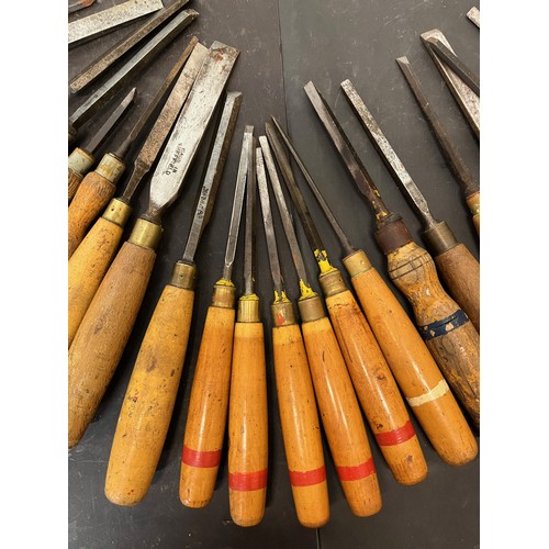 153 - Tools, collection of wood working tools, collection of carpenters chisels.

This lot is available fo... 