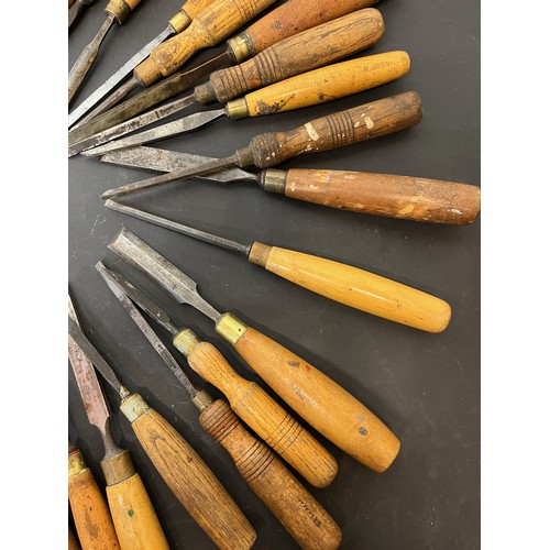 153 - Tools, collection of wood working tools, collection of carpenters chisels.

This lot is available fo... 