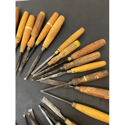 153 - Tools, collection of wood working tools, collection of carpenters chisels.

This lot is available fo... 