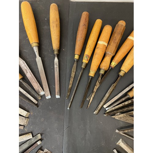 153 - Tools, collection of wood working tools, collection of carpenters chisels.

This lot is available fo... 