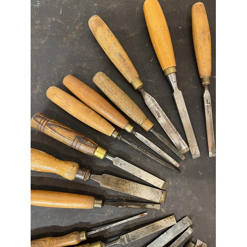 153 - Tools, collection of wood working tools, collection of carpenters chisels.

This lot is available fo... 