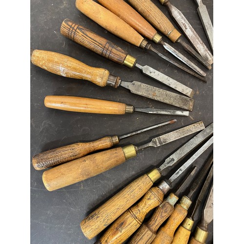 153 - Tools, collection of wood working tools, collection of carpenters chisels.

This lot is available fo... 