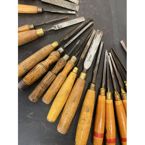 153 - Tools, collection of wood working tools, collection of carpenters chisels.

This lot is available fo... 