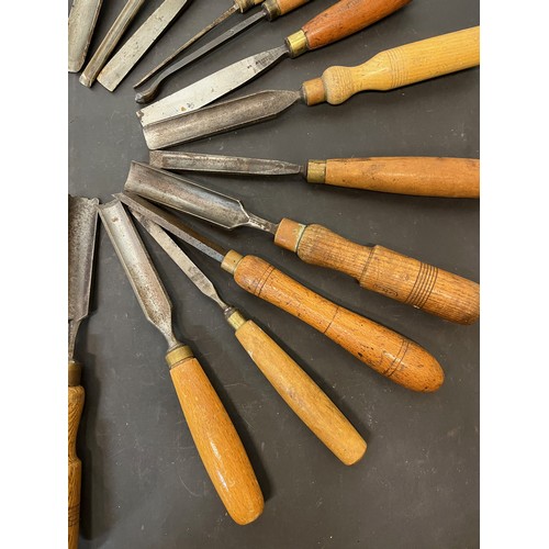 154 - Tools, collection of wood working tools, collection of turning chisels.

This lot is available for i... 