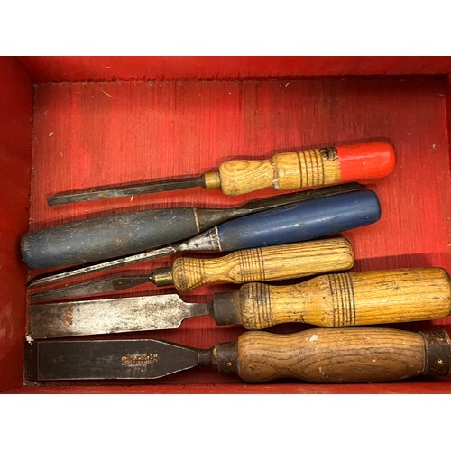 156 - Tools, collection of wood working tools, box of planes and chisels, Stanley, Whitmore etc.

This lot... 