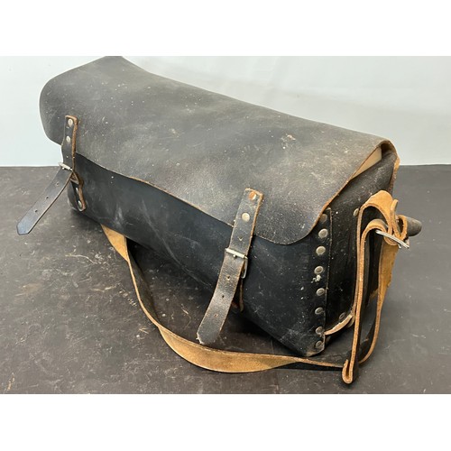 172 - Tools, collection of wood working tools, leather tool bag. 46 cm x 20 cm 

This lot is available for... 