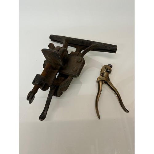 361 - WWII Militaria, tools, a 1945 dated saw clamp and a brass setting tool for woodworking saws.

This l... 