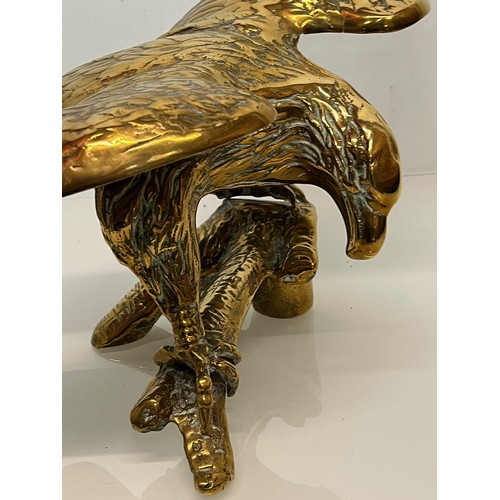 443 - A cast brass figure of an American Eagle of significant proportions 34 cm high and with a wing span ... 