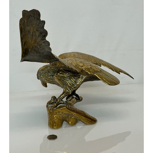 443 - A cast brass figure of an American Eagle of significant proportions 34 cm high and with a wing span ... 