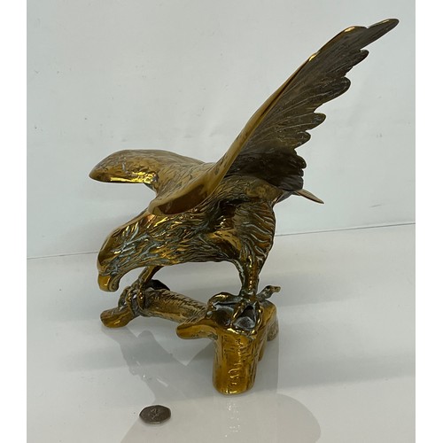 443 - A cast brass figure of an American Eagle of significant proportions 34 cm high and with a wing span ... 