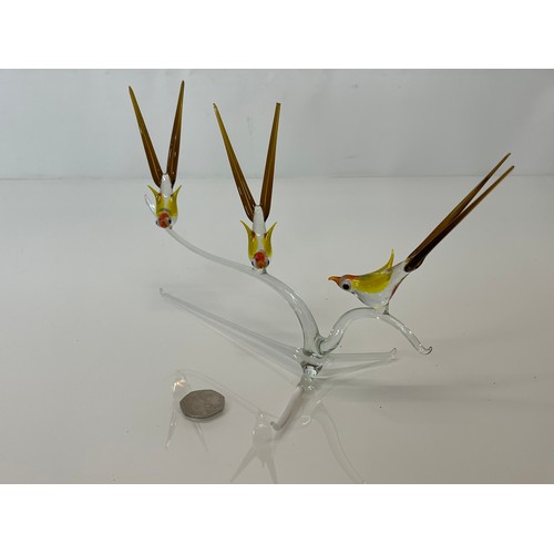 31 - Murano glass figures of birds, large and very delicate group of three on a branch structure.

This l... 