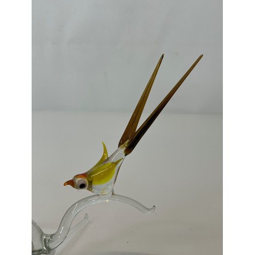 31 - Murano glass figures of birds, large and very delicate group of three on a branch structure.

This l... 