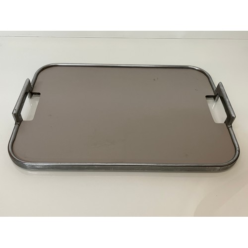 391 - Art Deco serving tray with chrome plated brass surround and handles, made by Servex, 47 cm long.

In... 