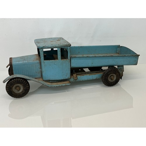 8 - Tinplate toy, a large scale TRIANG tipper truck .

This lot is available for in-house shipping