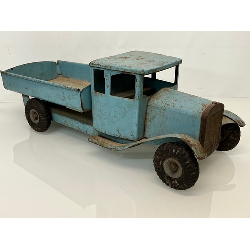 8 - Tinplate toy, a large scale TRIANG tipper truck .

This lot is available for in-house shipping