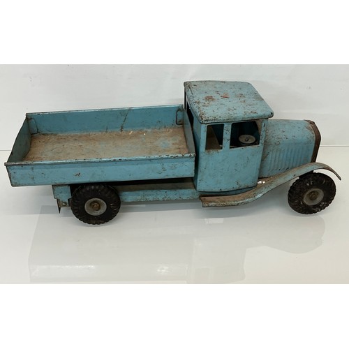 8 - Tinplate toy, a large scale TRIANG tipper truck .

This lot is available for in-house shipping