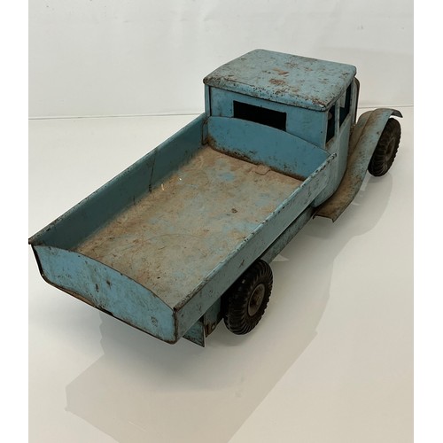 8 - Tinplate toy, a large scale TRIANG tipper truck .

This lot is available for in-house shipping