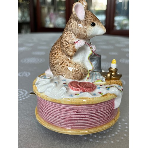 100 - Collectable ceramic figurine, musical box figurine of a mouse.

This lot is available for in-house s... 