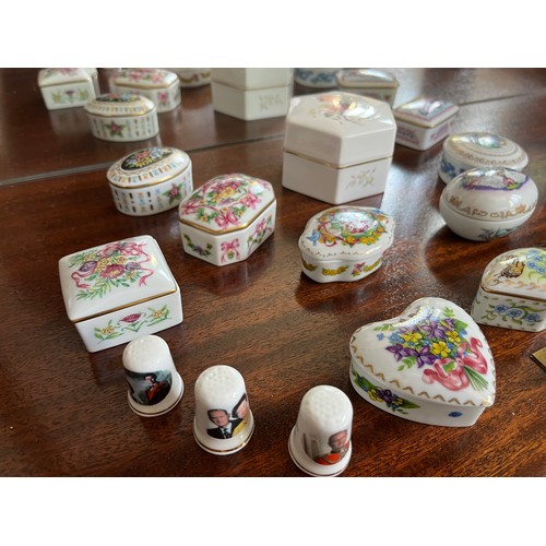 105 - Collection of 12 decorated ceramic pots and 5 ceramic thimbles.

This lot is available for in-house ... 