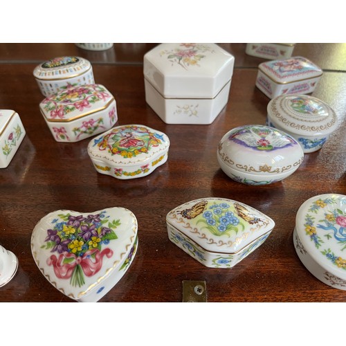 105 - Collection of 12 decorated ceramic pots and 5 ceramic thimbles.

This lot is available for in-house ... 