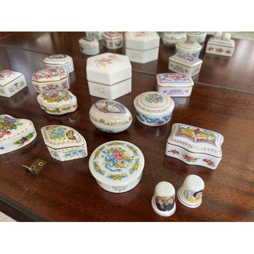 105 - Collection of 12 decorated ceramic pots and 5 ceramic thimbles.

This lot is available for in-house ... 