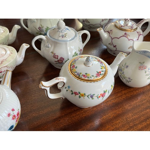 109 - Collection of hand decorated ceramics, Spode , Chelsea & Derby, Royal doulton etc.

This lot is avai... 